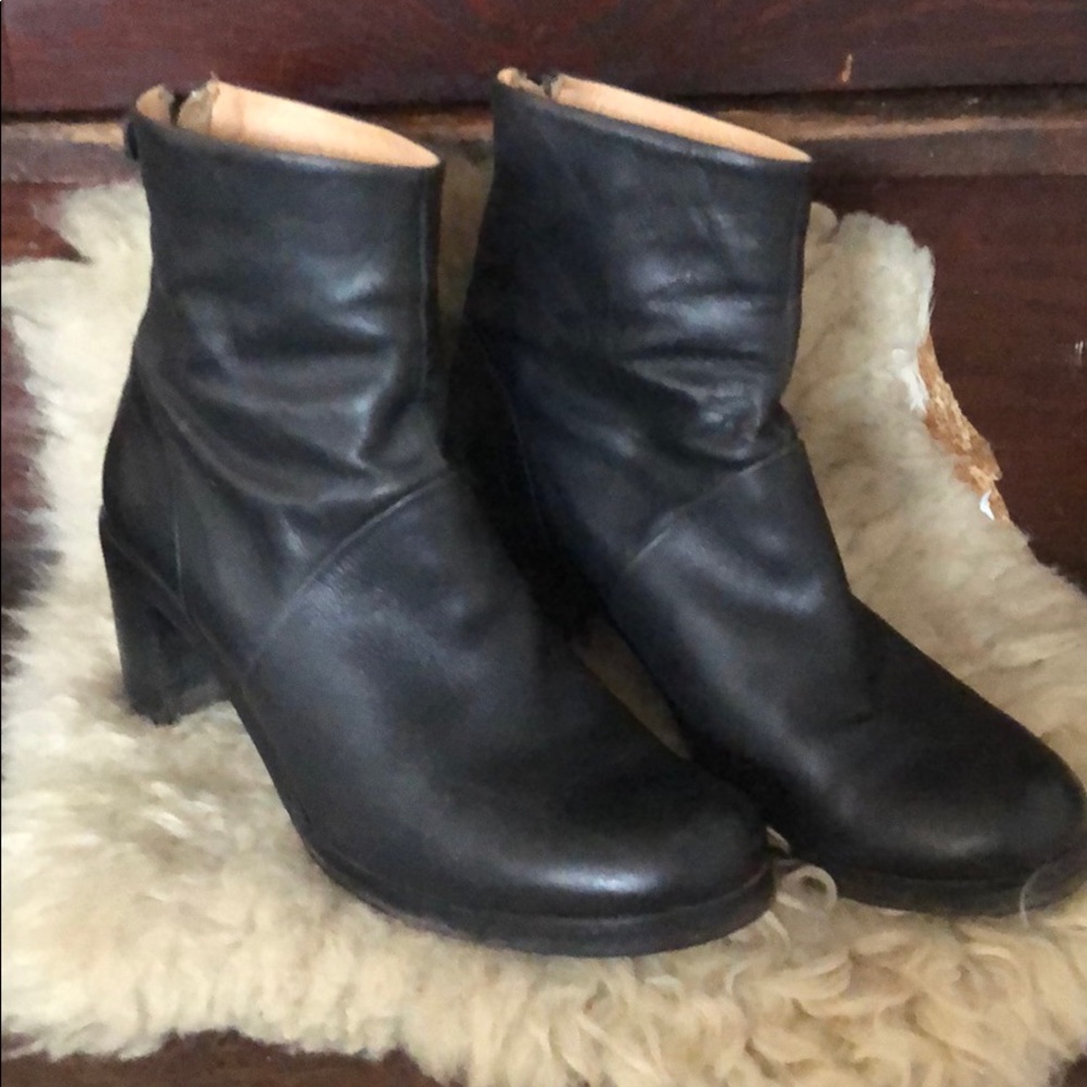 Hope SwedenLeather chunky heel ankle boots